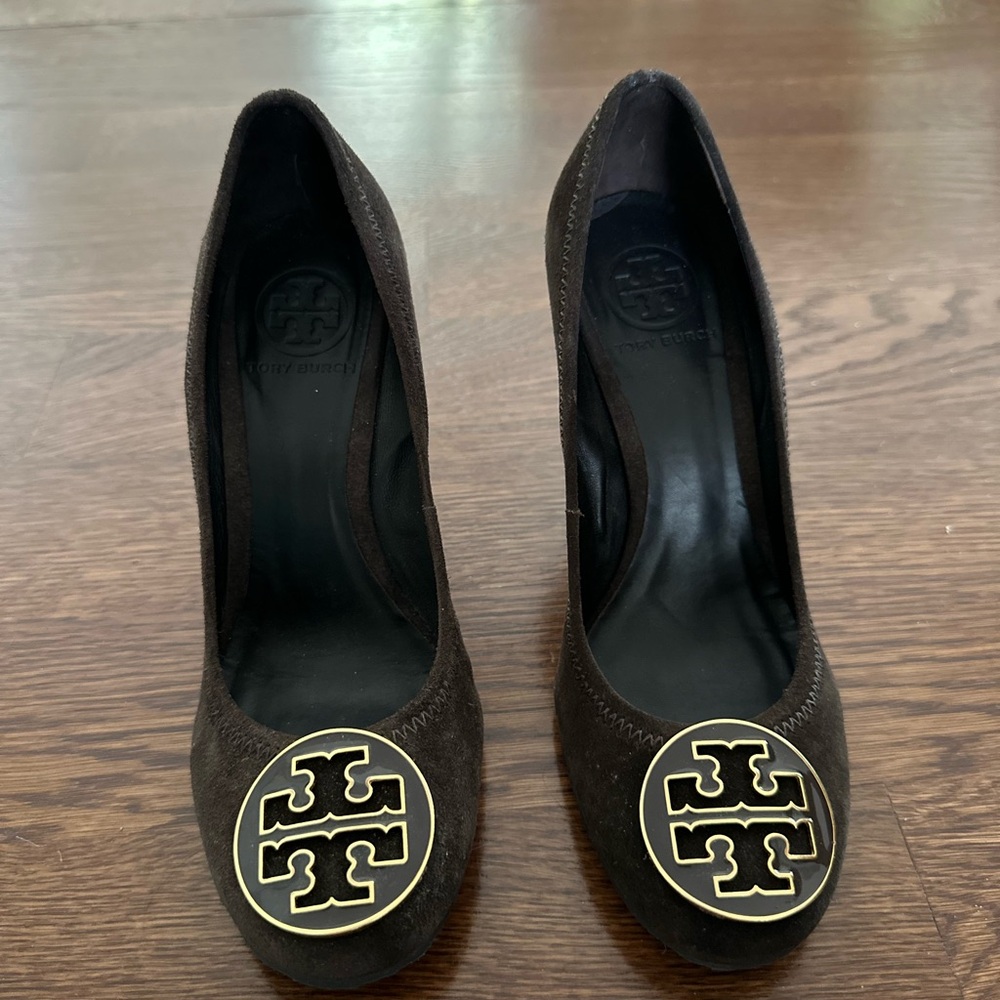 Tory Burch Brown Suede Logo Round-Toe Pumps - Picture 2 of 9